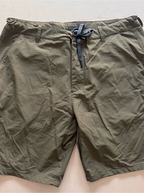 Backcountry men’s olive shorts